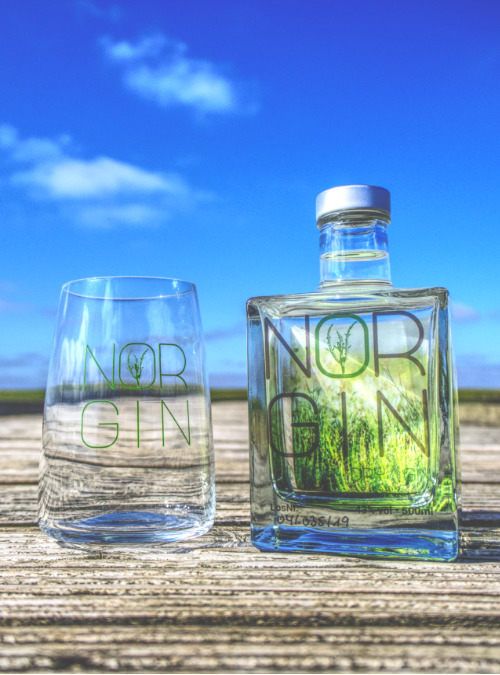 Norgin Glas und Flasche